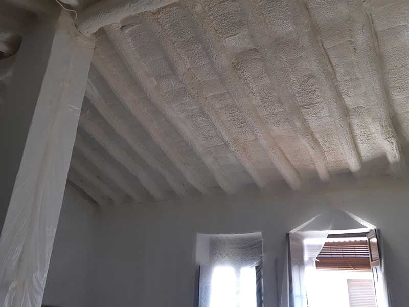 Vivienda de nueva construcción con aislamiento de poliuretano en techo